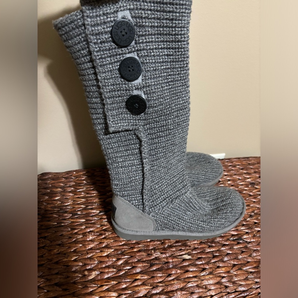 EUC UGG  gray sweater boots